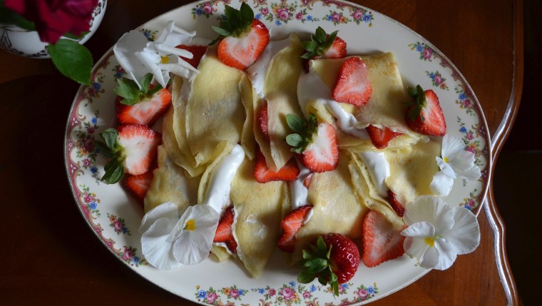 crêpes with strawberries and cream