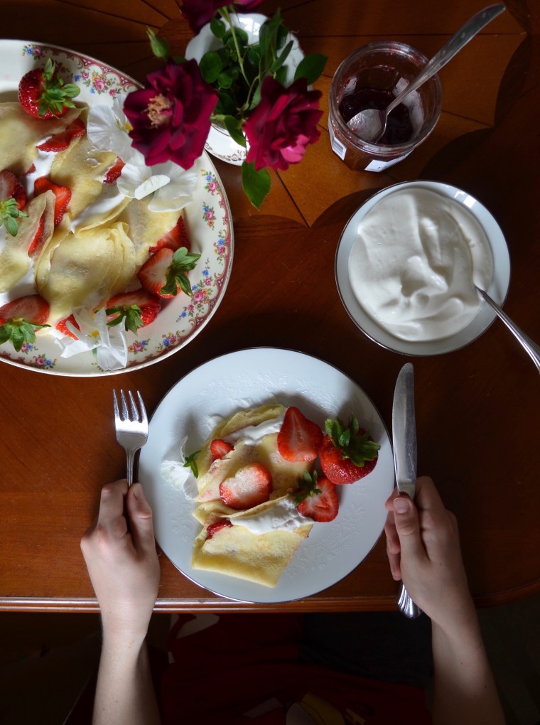 Crêpes with Strawberries and Cream